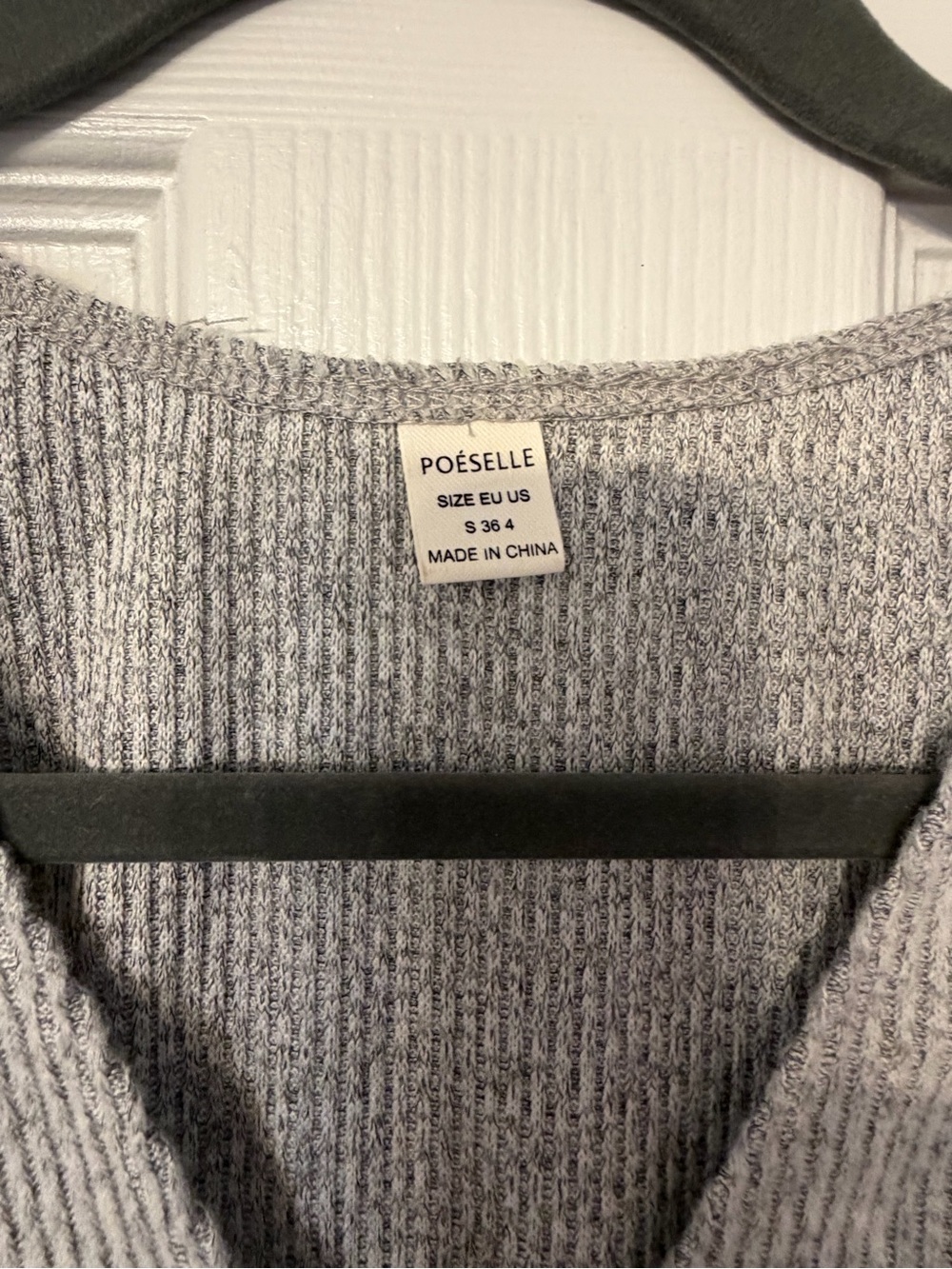 Sleeveless Gray Ribbed Shell-Button Knit Top - Picture 4 of 5